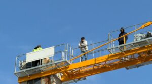 Doğanşehir’de Maaşlarını Alamayan 3 İşçi Kule Vince Çıktı