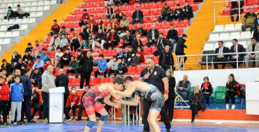 Kars’ta U-17 Grup Güreş Müsabakaları Başladı