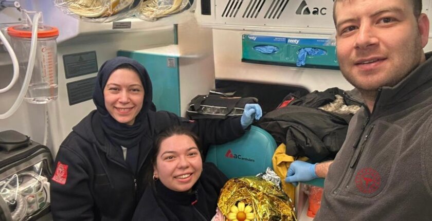 Çanakkale’de Ambulansta Mucize Doğum: Miadını Geçen Gebe Yolda Doğum Yaptı