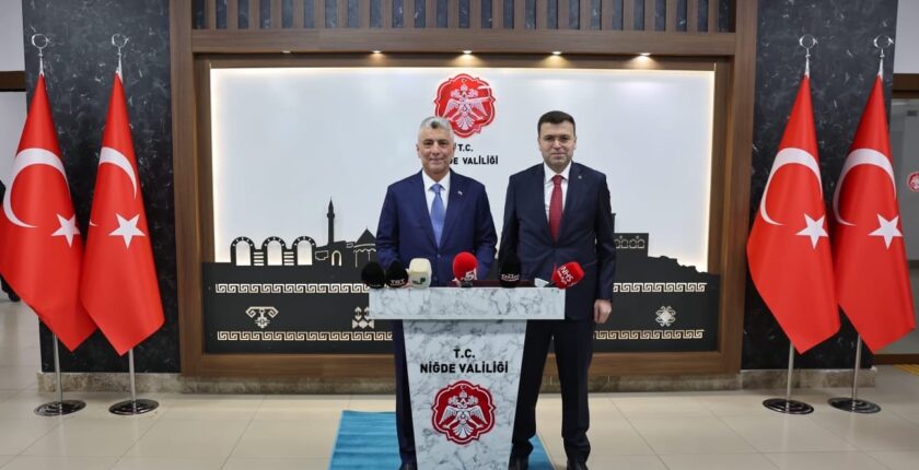 Bakan Ömer Bolat Niğde’de Valilik ve Belediyeyi Ziyaret Etti