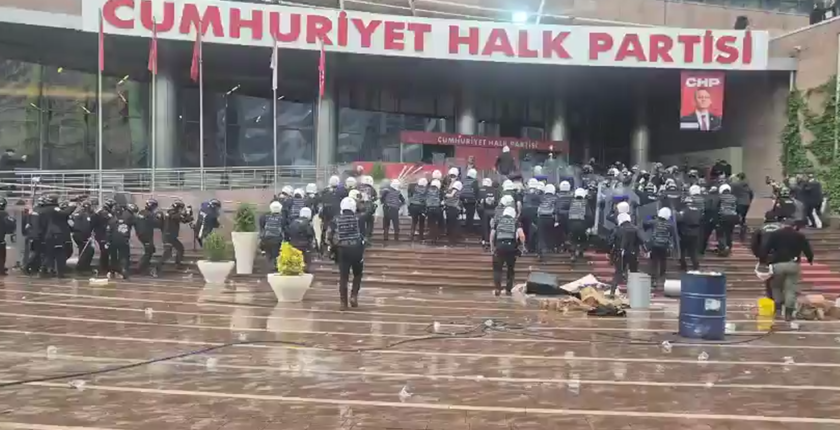Polis Ekipleri CHP Genel Merkezi’ne Girdi: Bahçe Kapısı Yıkıldı, Biber Gazlı Müdahale Gerçekleşti