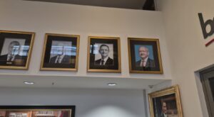 Kemal Kılıçdaroğlu’nun Fotoğrafı Ve İsimliği CHP Genel Merkezi’ne Yeniden Asıldı